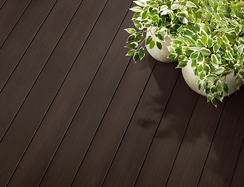 Une terrasse enduite de teinture d’extérieur Woodluxe au fini opaque de couleur Brun Cordovan ES-62.