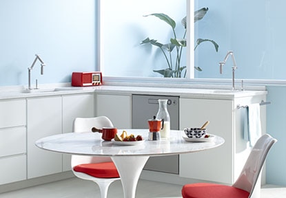 Cuisine moderne, stylisée combinée à une salle à manger avec quincaillerie Kohler