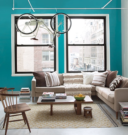 Dans cet appartement, les murs du salon sont peints en Turquoise