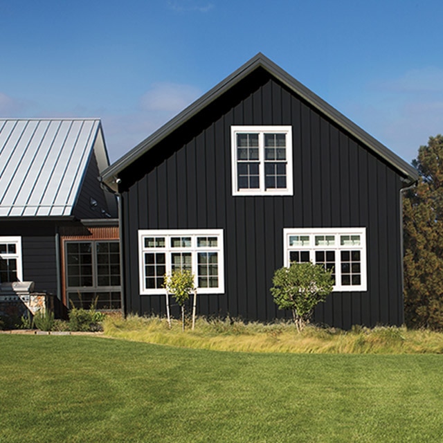 Exterior ranch style home in the Rockies with paneled gray siding in Black Satin 2131-10.