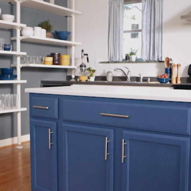 Agencement bleu froid d’une cuisine avec armoires bleues.