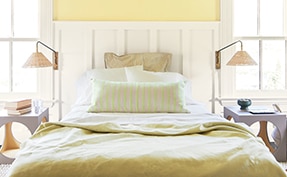 Chambre à coucher Primevère HC-2 avec moulures et lambris d’appui peints en Blanc Atrium OC-145.