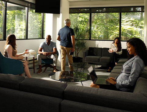 Un grupo de empleados de Benjamin Moore utiliza una sala de estar en esquina, en la oficina de Montvale. Un grupo de empleados de Benjamin Moore utiliza una sala de estar en esquina, en la oficina de Montvale.