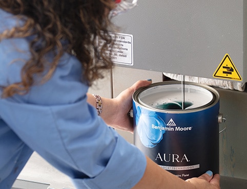 Una técnica de laboratorio de Benjamin Moore trabaja con Benjamin Moore AURA Pintura para interiores. Una técnica de laboratorio de Benjamin Moore trabaja con Benjamin Moore AURA Pintura para interiores.