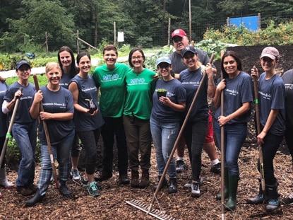 Benjamin Moore employees volunteer for a good cause. Benjamin Moore employees volunteer for a good cause.
