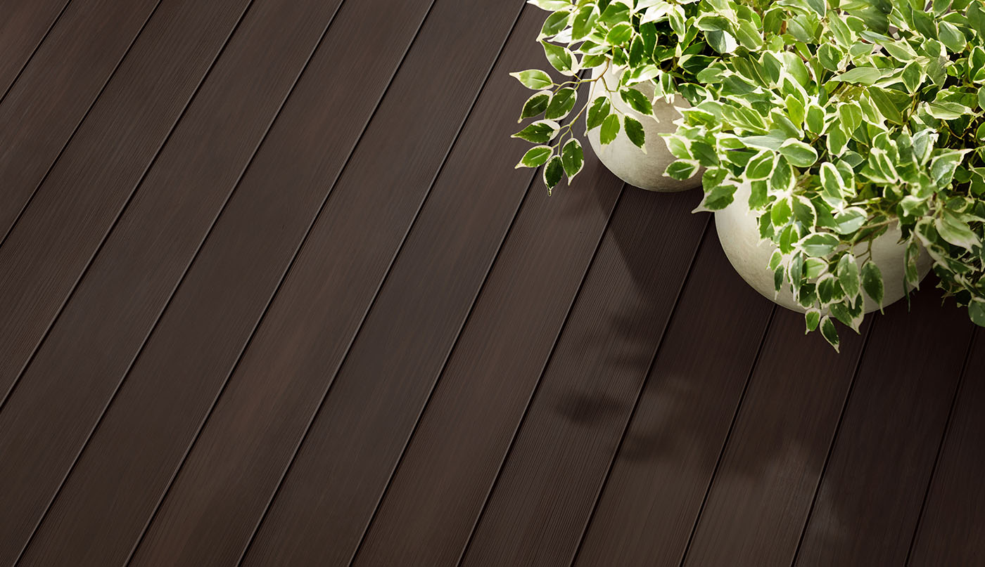 Terraza teñida con tinte para exteriores semiliso Marrón Cordobán ES-62 de Woodluxe®.