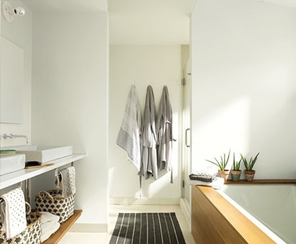 Salle de bain calme et confortable avec meuble-lavabo à évier de ferme et mur pourpre