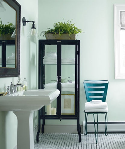 Salle de bain élégante aux tons de terre faisant office de lieu de repos, ornée d'un carrelage géométrique