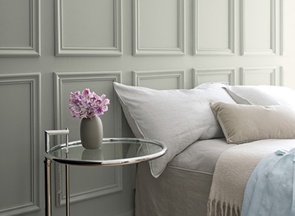 Chambre noire et blanche avec luminaire moderne et plancher de bois franc