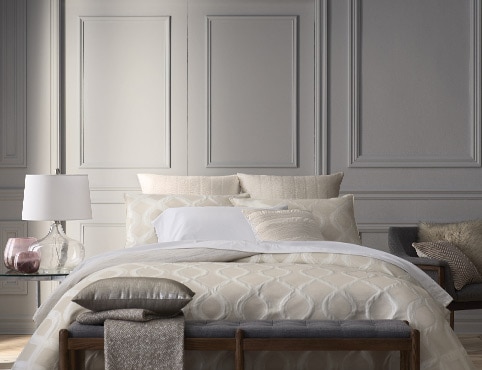 Une chambre reposante aux couleurs de peinture Benjamin Moore et à la literie Gluckstein Home. Une chambre reposante aux couleurs de peinture Benjamin Moore et à la literie Gluckstein Home.