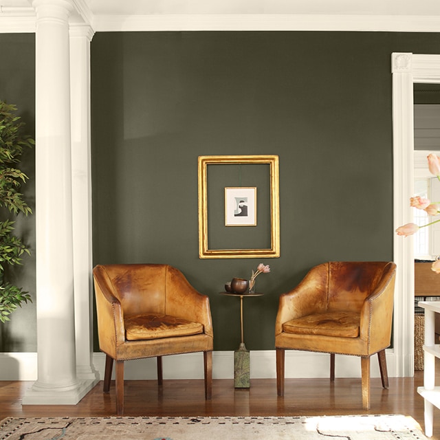 https://www.benjaminmoore.com/-/media/sites/benjaminmoore/images/advice/interiors/interior-trim/carousel/dark-green-walls-off-white-trim-640x640.jpg