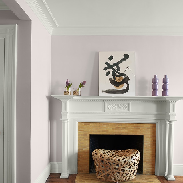 https://www.benjaminmoore.com/-/media/sites/benjaminmoore/images/advice/interiors/living-room/refresh/violet-paint-walls-living-room-white-mantel-640x640.jpg