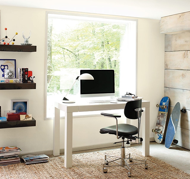 Bureau à domicile peint en blanc avec un mur d’accent en bois.