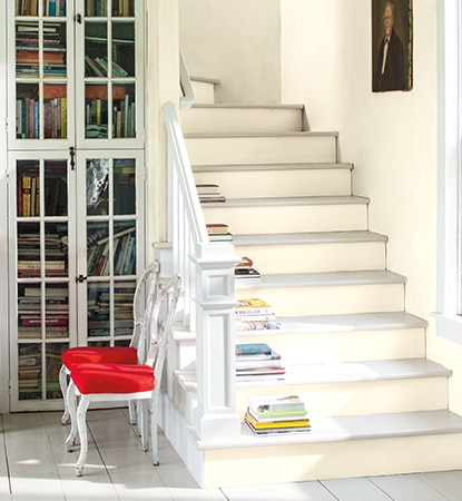 Escalier peint en blanc et blanc cassé avec murs blanc cassé assortis.