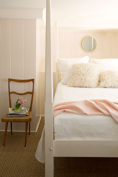 Cozy, light-filled bedroom with walls painted in Proposal AF-260. Cozy, light-filled bedroom with walls painted in Proposal AF-260.