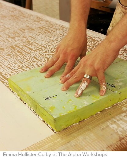 La façon dont le papier peint est fabriqué à la main par alpha workshops