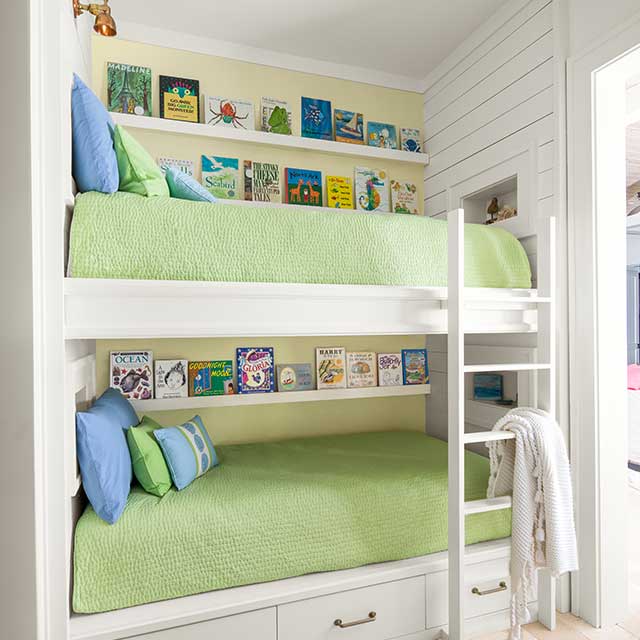 Una habitación relajante con literas con una combinación de colores análogos amarillo, verde amarillento y verde.