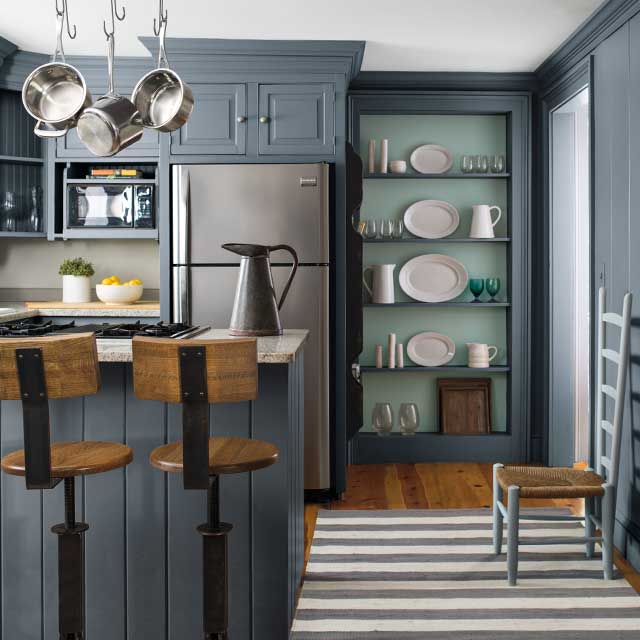 La cocina de una casa rural con una combinación de colores azul, verde azulado y verde crea una apariencia elegante.