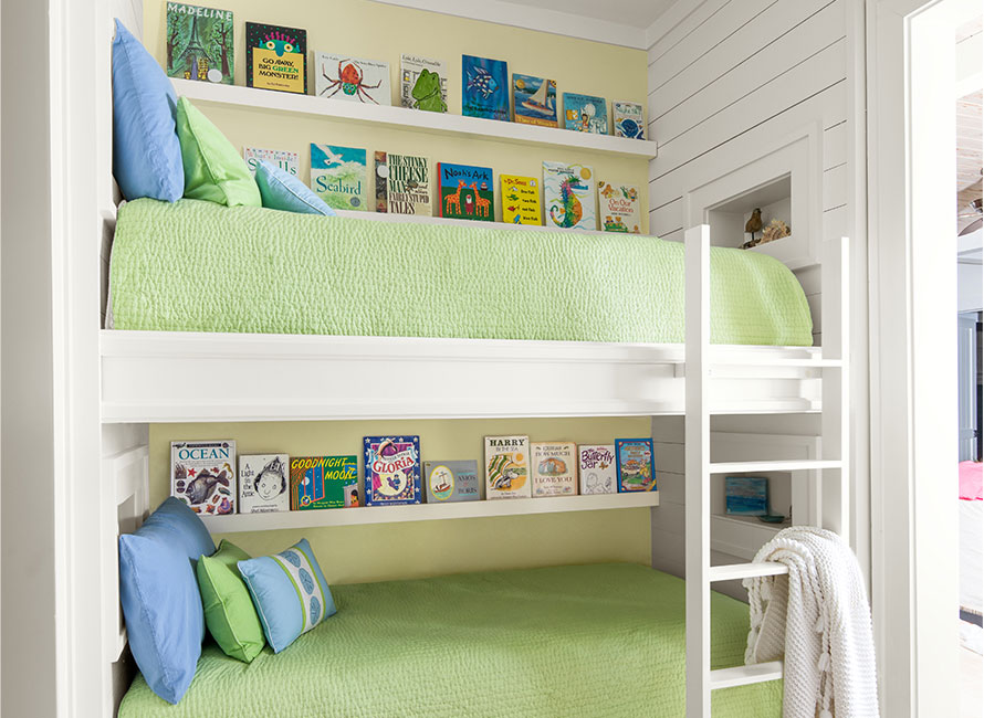 Une chambre reposante avec des lits superposés présentant un agencement de couleurs analogues composé de jaune, de vert-jaune et de vert.