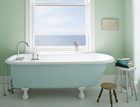 Baño verde claro sereno con bañera con patas. Baño verde claro sereno con bañera con patas.