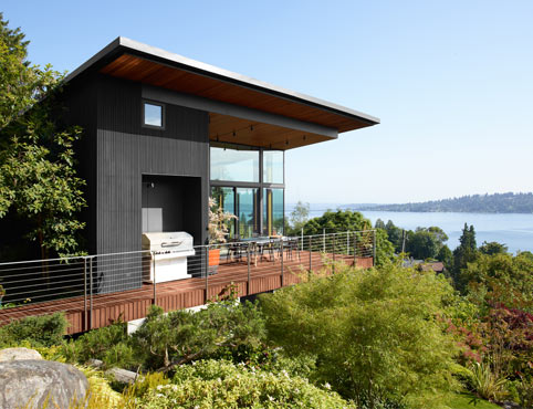 Pacific Northwest home exterior in Black 2132-10, ARBORCOAT® Exterior Stain, Semi Solid and Leather Saddle Brown 2100-20, ARBORCOAT® Exterior Stain, Semi Transparent.