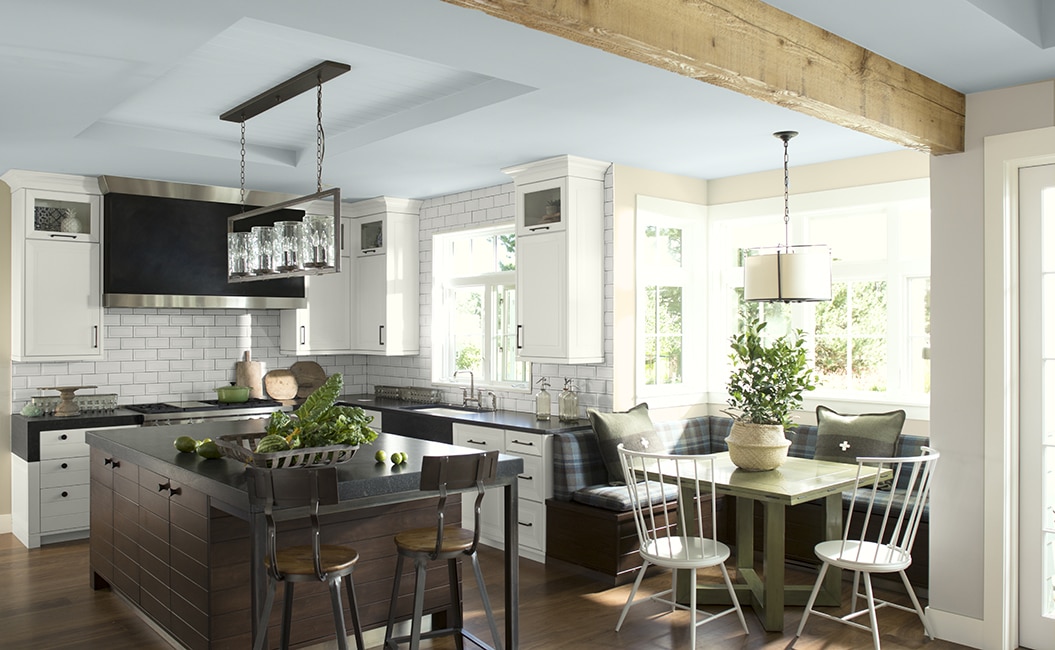 Cocina brillante con techo celeste en Témpano de Hielo 2122-50, encimeras negras y vigas de madera a la vista.