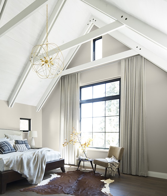 Habitación neutra pintada en Deseo AF-680 con techo de catedral blanca en Ilusión de Novia OC-62.