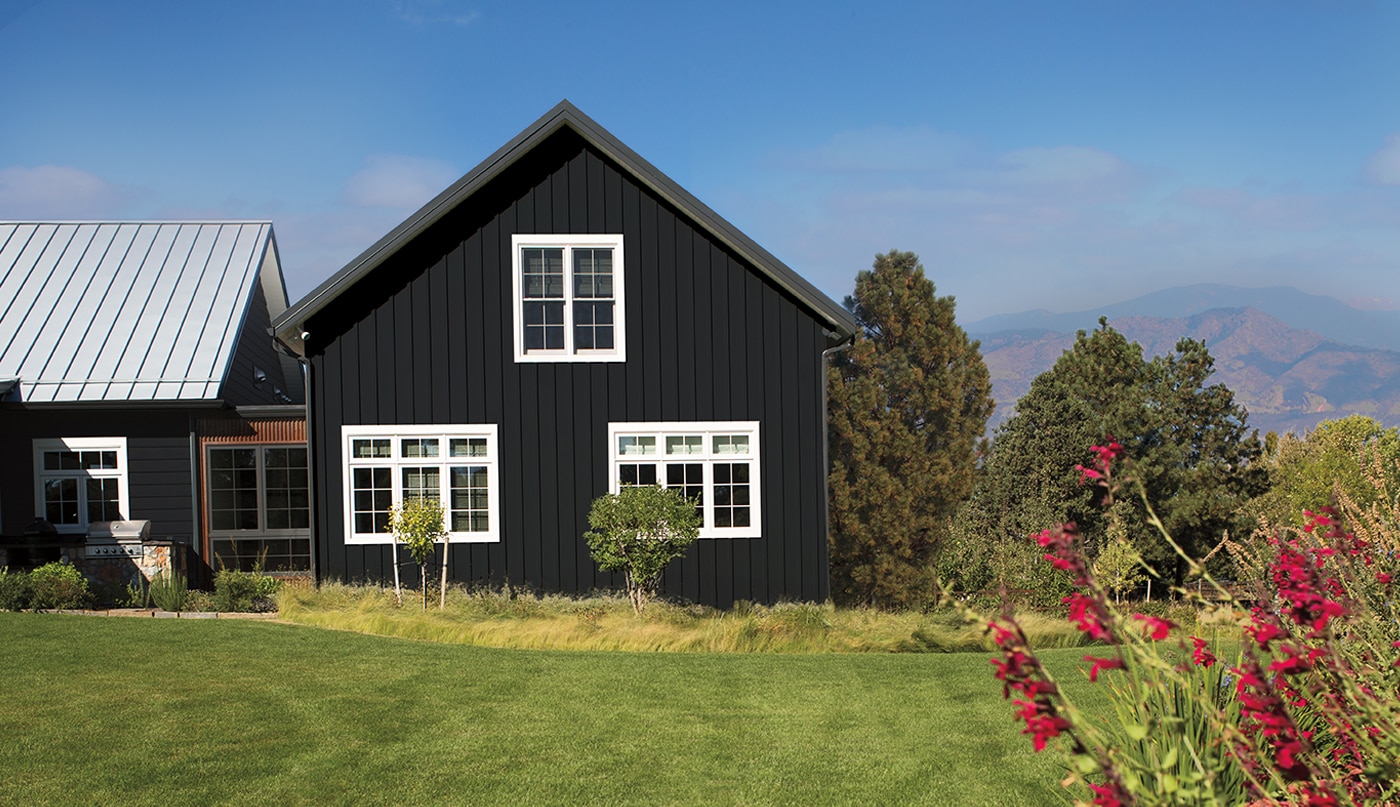 Vue de l’extérieur d’une maison de style ranch dans les Rocheuses avec parement en panneaux gris Satin Noir 2131-10. 