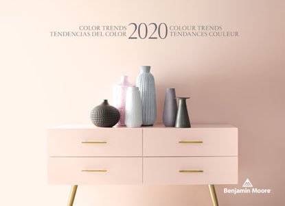 Un mur rose pâle encadre une table console rose ornée de poignées dorées où sont posés de nombreux vases Un mur rose pâle encadre une table console rose ornée de poignées dorées où sont posés de nombreux vases