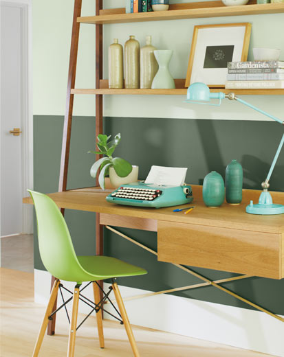 Una oficina en casa en dos tonos de verde con silla de oficina verde Una oficina en casa en dos tonos de verde con silla de oficina verde