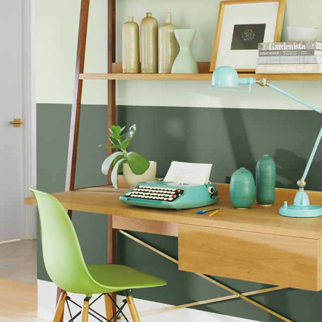 Una oficina en casa en dos tonos de verde con silla de oficina verde Una oficina en casa en dos tonos de verde con silla de oficina verde