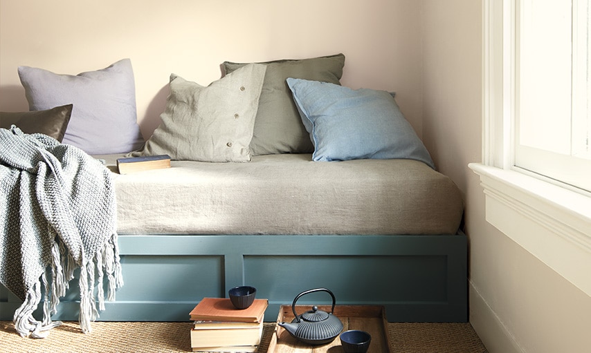 A daybed painted in Aegean Teal 2136-40 and walls in Muslin OC-12.