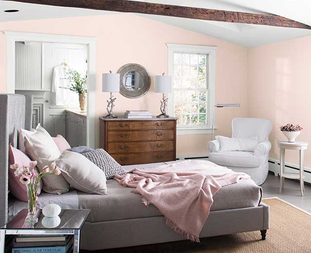 Une chambre dont les murs sont peints en Rose Mûre 2094-70 pour montrer l’effet des couleurs de peinture chaudes.