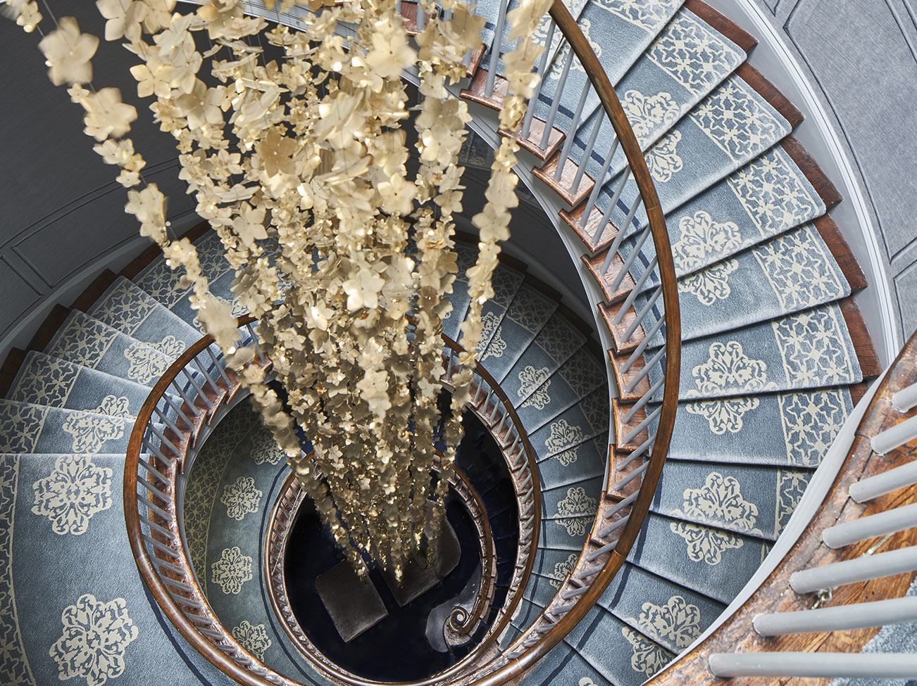 Cherry Blossom, un mobile en laiton de 12 m composé de plus de 4 000 fleurs métalliques, se déploie en cascade au centre d’un escalier en spirale à l’édition 2019 de la Kips Bay Decorators Show House de New York.