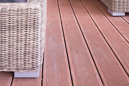 Terraza de madera con muebles de mimbre