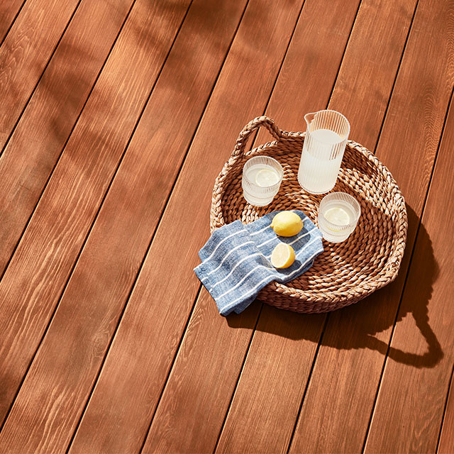 Terraza teñida con tinte para exteriores semitransparente Caoba ES-60 de Woodluxe®.