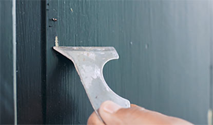 Comment gratter une porte d’entrée avant de la peindre