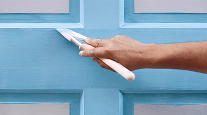 Comment appliquer de la peinture de finition sur votre porte d’entrée