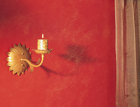Mur d’un rouge scintillant avec accents dorés.