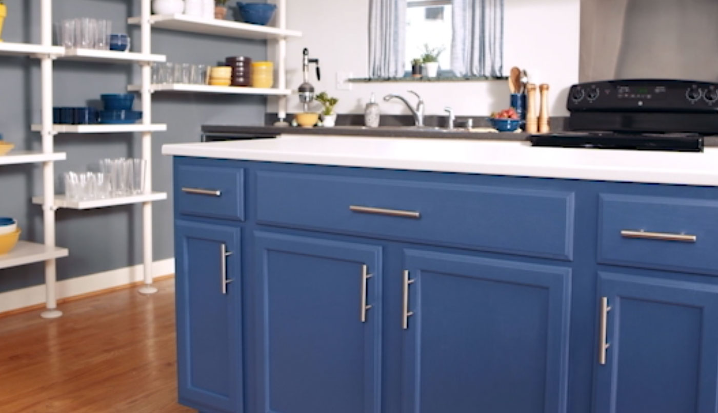 Combinación de colores de cocina azul fresco con gabinetes de cocina azules.