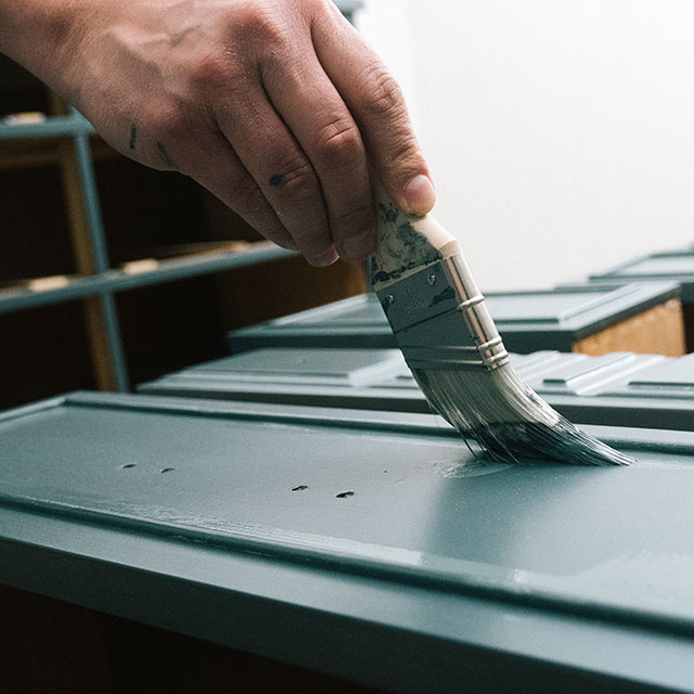 Primer plano de la superficie de un mueble pintada de verde. Primer plano de la superficie de un mueble pintada de verde.