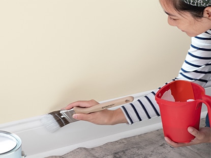 Homeowner painting trim and holding the brush properly, using Fresh Start Primer. Homeowner painting trim and holding the brush properly, using Fresh Start Primer.