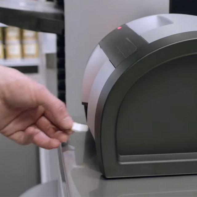 Un comerciante de Benjamin Moore utiliza la máquina de igualación del color. Un comerciante de Benjamin Moore utiliza la máquina de igualación del color.