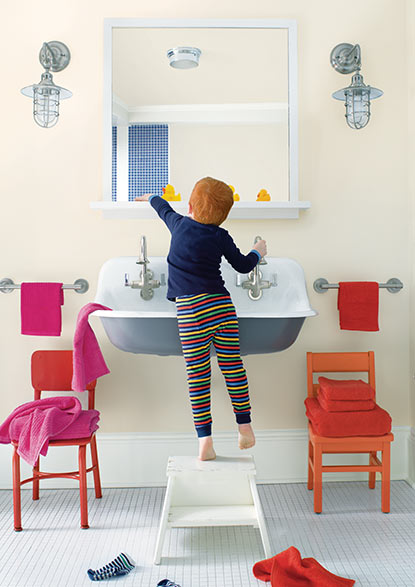 El baño de un niño presenta una gama de colores de pintura, que se ven intensificados gracias a Gennex® Tecnología del Color.