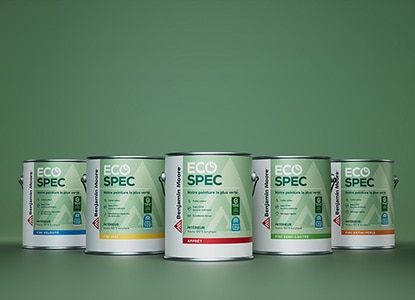 Cinq contenants de 3,79 L d’Eco Spec d’intérieur de Benjamin Moore au fini velouté, au fini mat, sous forme d’apprêt et au fini semi-lustre.