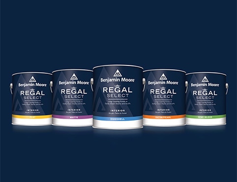 Cinco latas de Regal Select Pintura para interiores.