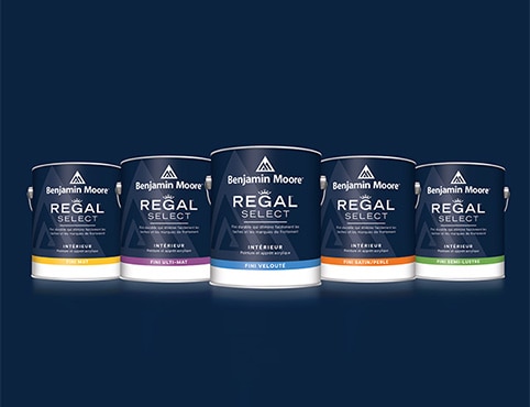 Cinq contenants de peinture Regal Select d’intérieur.