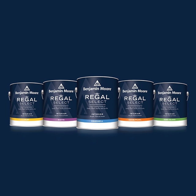 Cinco latas de Regal Select Pintura para interiores.