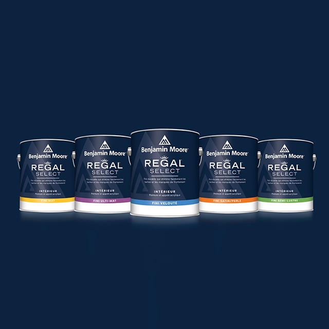 Cinq contenants de peinture Regal Select d’intérieur.