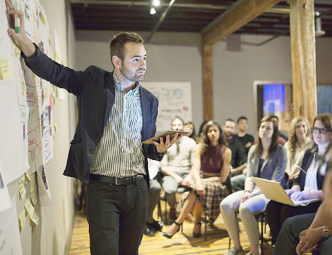 Un instructor da una presentación con uno de los recursos de formación y capacitación de Benjamin Moore.